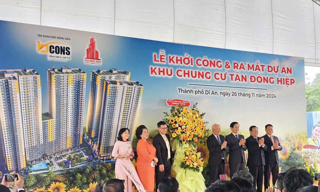 Phát biểu và chụp hình lưu niệm cùng khách mời tại lễ khởi công Bcons Solary